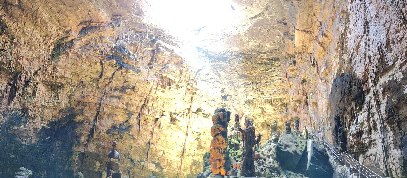 L'interno della Grave delle Grotte di Castellana, con le alte pareti di roccia illuminate dalla luce che entra dall'apertura in alto