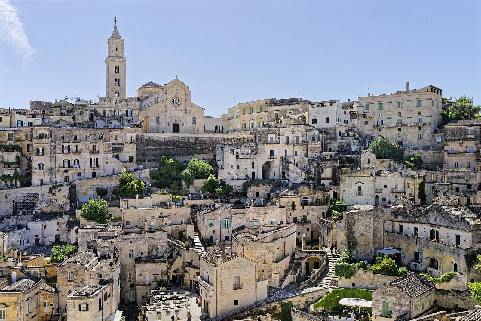 Panorama dei Sassi di Matera con le case in pietra addossate l'una all'altra e la Cattedrale con il campanile in cima alla Civita