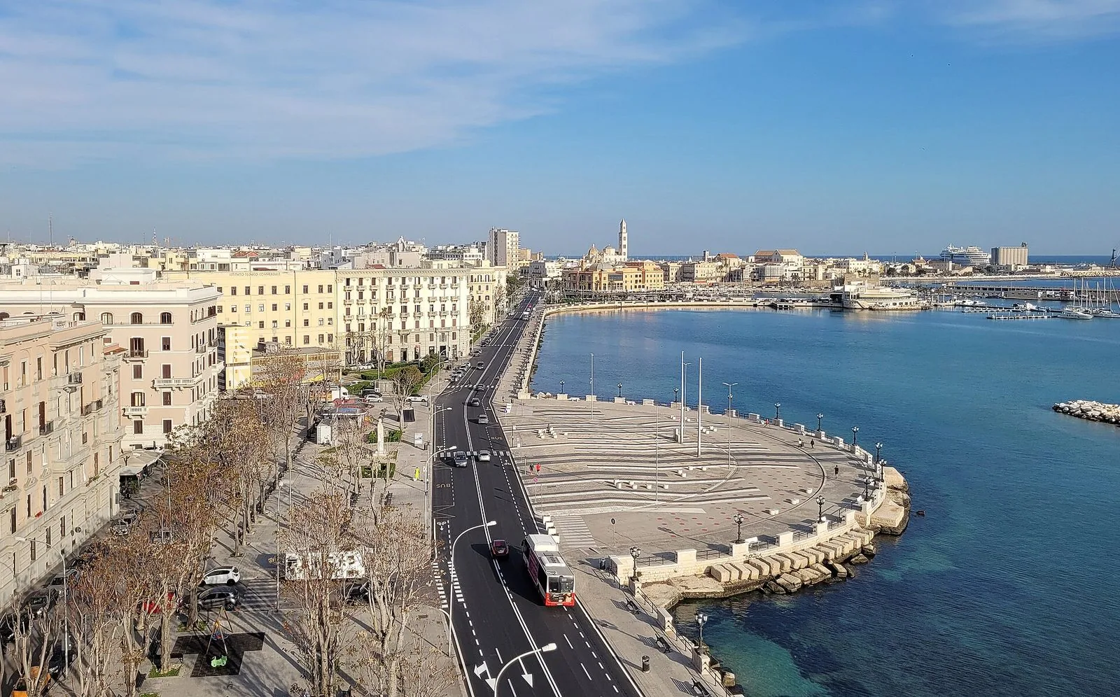Veduta dall'alto del lungomare di Bari con la piazza sul mare, il porticciolo e il campanile della città vecchia sullo sfondo